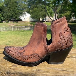 NWT RARE Ariat Dixon SZ 7 Brown Leather Studded Ankle Boots Booties